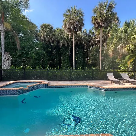 Cozy Home With Big Pool In Wellington!